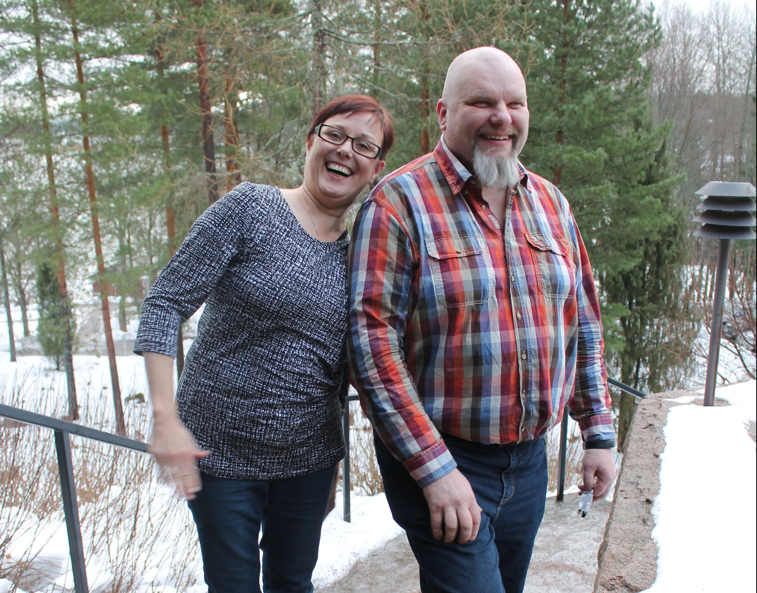 Kuvassa Kirsikka Joutsen ja Markku Nuutinen. Kirsikka nojaa Markkuun. Molemmat hymyilevät iloisesti kuvassa. Kuva on otettu ulkona.