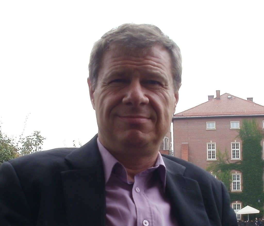 Kuvassa Rikhard Zitting. Rikhard hymyilee kuvassa. Hänellä on tummat lyhyet hiukset ja yllään kauluspaita ja puvuntakki. Kuva on otettu ulkona.