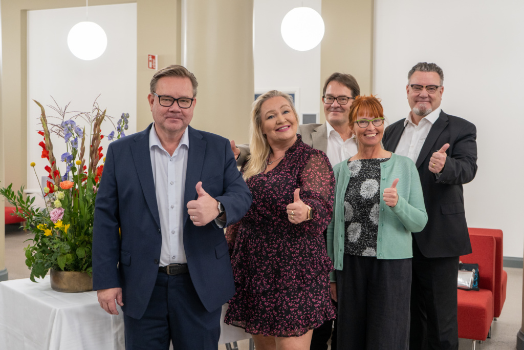 Kouluttajina ovat (vasemmalta) KM Jari Lindqvist, rehtori, KM Anna-Mari Jaatinen, FM Reijo Jouttimäki, KTM, FM Sari Ruottinen ja johtava rehtori, PsM Kari Karvonen.